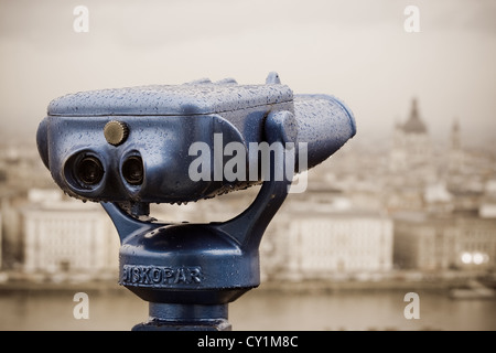 Jumelles bleu à Budapest en un jour de pluie. Banque D'Images