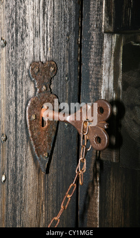 Porte avant rouillée historique clé antique unique dans un trou de serrure à proximité avec une porte en bois antique patiné en Islande, en Europe, coeur en forme de coeur Banque D'Images