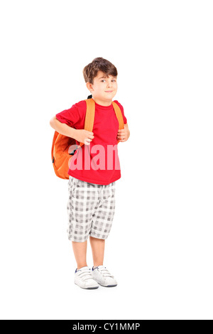 Portrait d'un enfant à l'école avec un sac à dos posant isolé sur fond blanc Banque D'Images