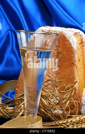 Composition de Noël avec le Pandoro de Vérone, gâteau d'or sur fond bleu. Banque D'Images