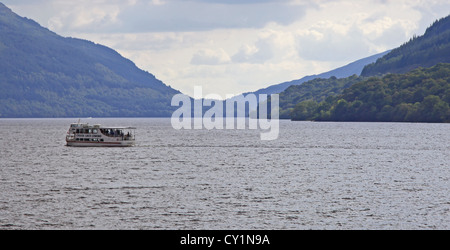 Un bateau de croisière de plaisance sur le Loch Lomond, Ecosse UK Banque D'Images
