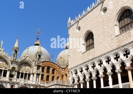 Détail du Palazzo Ducale (Palais des Doges) en style gothique et la Basilique de Saint Marc (Basilica di San Marco) à Venise, Italie Banque D'Images
