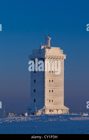 La station météo Brocken sur le Brocken dans la neige en hiver, parc national de Harz, Saxe-Anhalt, Allemagne Banque D'Images