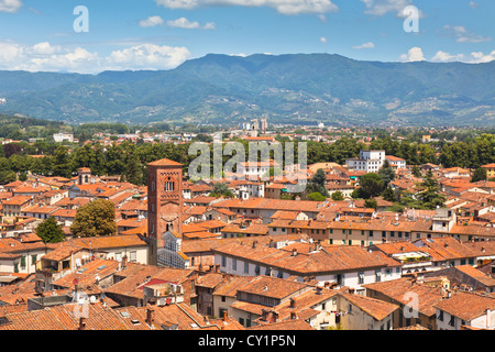 Vue sur ville italienne Lucca avec toits en terre cuite typique Banque D'Images