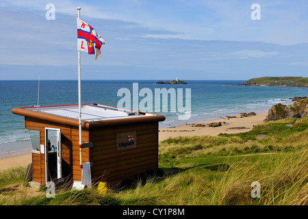 Ouvert pour le devoir. La station de sauvetage de la RNLI Gwithian ci-dessus, la plage de la baie de St Ives, Cornwall, Angleterre Banque D'Images