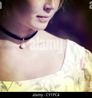 Portrait d'une femme en robe de la flore avec un collier de perles Banque D'Images