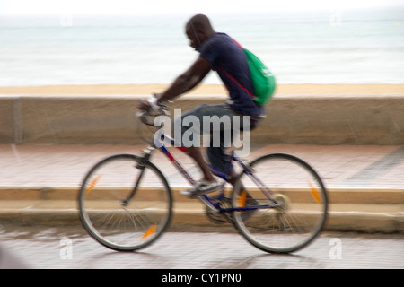 Cycliste humide courir vite en été plu plu Banque D'Images