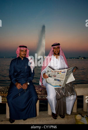 L'homme en face de fontaine, l'Arabie Saoudite Banque D'Images