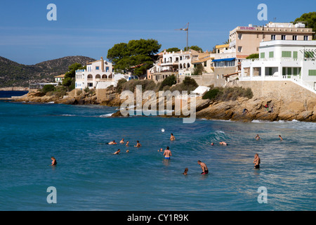 Les gens de l'eau de mer de baignade de Sant Elm Mallorca Majorque Îles Baléares Espagne Banque D'Images