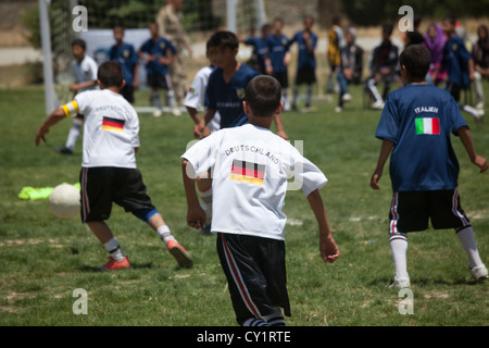 Enfants joueur de la coupe du monde de football sports afghans Banque D'Images