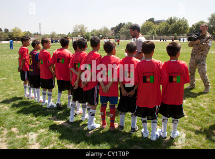 Enfants sports enfants garçon garçons uniforme pied joueurs Banque D'Images