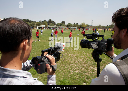 L'équipe de football des enfants afghans TV terrain de football wo Banque D'Images