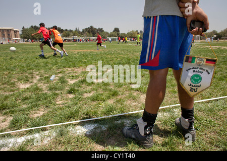 Les enfants afghans de jouer des équipes d'enfants uniforme playe Banque D'Images