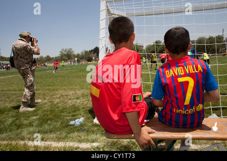 Les garçons de photographier l'afghanistan football player pla Banque D'Images