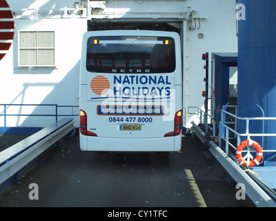 Tour bus National Express à bord de l'Sea-Cat Dun-Laoghaire au service de ferry terminal véhicule à Dublin dans l'Est de l'Irlande. Banque D'Images