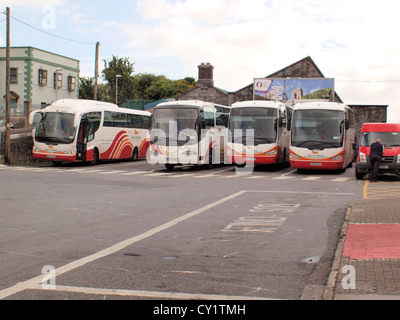 Un assemblage de Bus Eireann irlandais autobus stationnés à Galway City train et station de bus à l'ouest de l'Irlande. Banque D'Images