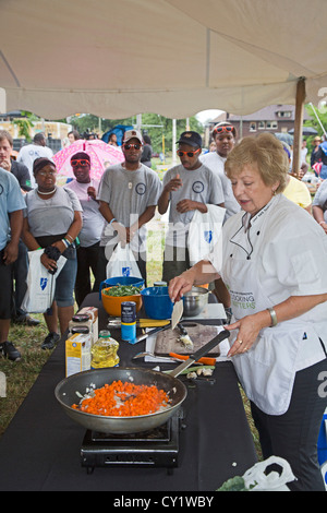 Detroit, Michigan - un chef donne une démonstration de cuisine saine à une ferme urbaine. Banque D'Images