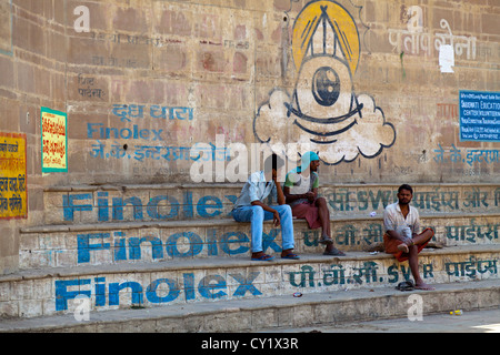 La vie à la rue typique de Ghats sur les rives de la rivière du Gange à Varanasi, Inde Banque D'Images