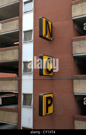 Parking NCP signe sur le côté d'un immeuble à Brighton, East Sussex, UK. Banque D'Images