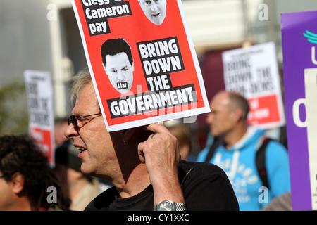 La photo des manifestants au cours d'une manifestation contre les coupures du gouvernement dans la région de Brighton, East Sussex, UK. Banque D'Images