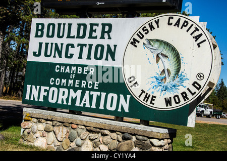 Panneau de bienvenue à Boulder Junction, le musqué, capitale du monde, dans le Northwoods du Wisconsin Banque D'Images