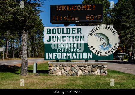 Panneau de bienvenue à Boulder Junction, le musqué, capitale du monde, dans le Northwoods du Wisconsin Banque D'Images