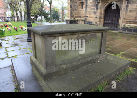 Tombe d'Elihu Yale, homonyme de l'université de Yale, l'église paroissiale de St Giles, Wrexham, Clwyd, Nord du Pays de Galles, Royaume-Uni Banque D'Images