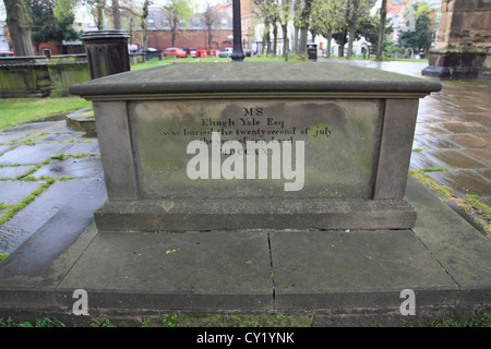 Tombe d'Elihu Yale, homonyme de l'université de Yale, l'église paroissiale de St Giles, Wrexham, Clwyd, Nord du Pays de Galles, Royaume-Uni Banque D'Images