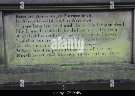 Tombe d'Elihu Yale, homonyme de l'université de Yale, l'église paroissiale de St Giles, Wrexham, Clwyd, Nord du Pays de Galles, Royaume-Uni Banque D'Images