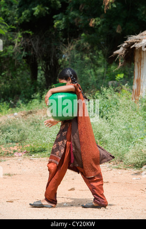 Fille village recueillir l'eau d'un réservoir d'eau communautaire. L'Andhra Pradesh, Inde Banque D'Images