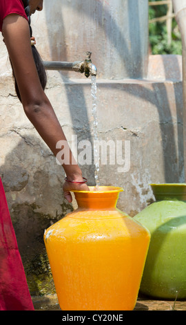 Fille village recueillir l'eau d'un réservoir d'eau communautaire. L'Andhra Pradesh, Inde Banque D'Images