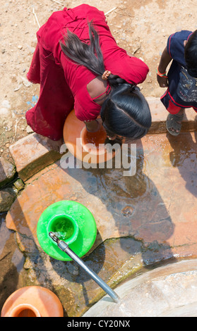 Fille village recueillir l'eau d'un réservoir d'eau communautaire. L'Andhra Pradesh, Inde Banque D'Images