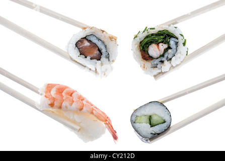 Bâtonnets de bois avec différents types de Sushi isolated on white Banque D'Images
