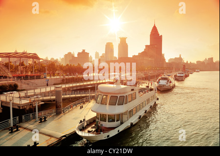 Bateau dans la rivière Huangpu à Shanghai de l'architecture urbaine au coucher du soleil dans le dock Banque D'Images