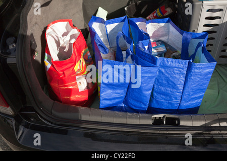 Le chargement du magasin hebdomadaire dans le coffre de la voiture. Banque D'Images