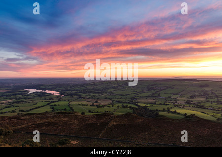 Coucher du soleil de septembre, regard vers le réservoir de Tittesworth les blattes, Staffordshire Moorlands Banque D'Images