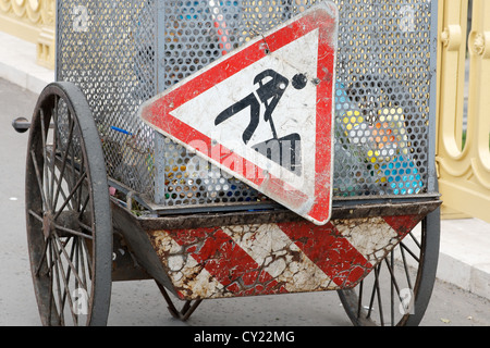 Panier plein de nettoyage Nettoyage des ordures dans les rues de Budapest, Hongrie Banque D'Images