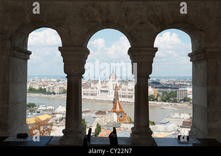 Bâtiment du Parlement hongrois vus à travers les arches de Halaszbastya sur la colline du château de Budapest, Hongrie Banque D'Images
