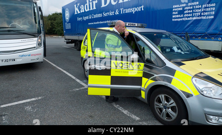 Des dirigeants de l'Agence des services de l'opérateur & Véhicule arrêté dans VOSA près du parking autoroute M4 England UK Banque D'Images