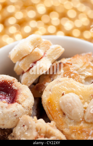 Biscuits de Noël dans une tasse avec des lumières de Noël Banque D'Images