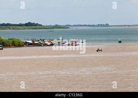 Vue sur la rivière Junction du Tonlé Sap et du Mékong à Phnom Penh, Cambodge Banque D'Images