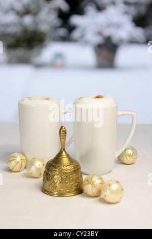 Golden Christmas bell, des boules de Noël et un sac-cadeau en face de la terrasse couverte Banque D'Images