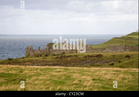 Co Antrim Irlande du Nord Septembre Ruines du château de Dunluce sur un rocher presque entouré par la mer Banque D'Images