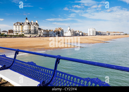 La plage et le front de mer d'Eastbourne comme vu de la jetée, East Sussex England UK Banque D'Images