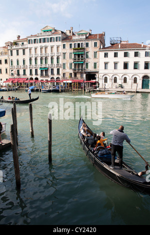 Gondoles sur le Grand Canal près du Pont du Rialto, Venise, Vénétie, Italie Banque D'Images