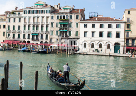 Gondoles sur le Grand Canal près du Pont du Rialto, Venise, Vénétie, Italie Banque D'Images