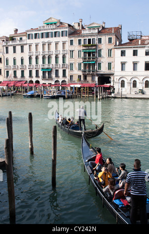 Gondoles sur le Grand Canal près du Pont du Rialto, Venise, Vénétie, Italie Banque D'Images