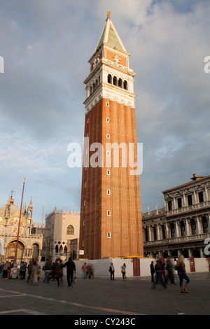 Vue sur le campanile de la Piazza San Marco au coucher du soleil, Venise, Vénétie, Italie Banque D'Images