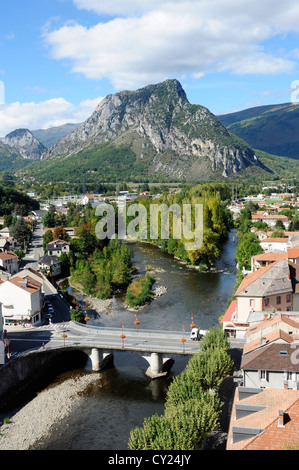 Aperçu de la ville, rivière et campagne, Tarascon-sur-Ariège, Ariège, Midi-Pyrénées, France Banque D'Images