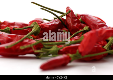 Une belle photo de divers petits piments rouges éparpillées sur un fond blanc, studio shot, photoarkive Banque D'Images